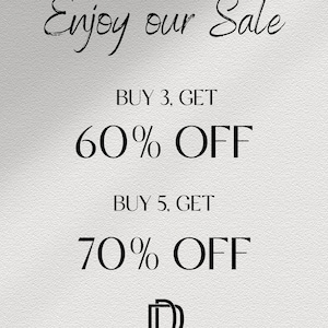 K&ouml;nnte beinhalten: Ein wei&szlig;er und grauer strukturierter Hintergrund mit schwarzem Text, der "Enjoy our Sale" lautet. Unter dem Text befinden sich zwei Verkaufsangebote: "BUY 3, GET 60% OFF" und "BUY 5, GET 70% OFF". Am unteren Rand des Bildes befindet sich ein schwarzes Logo mit den &uuml;bereinander gestapelten Buchstaben "D" und dem Wort "DIONYSOS" darunter.