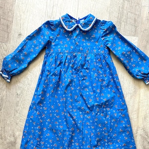 Vintage langes blaues Präriekleid eines jungen Mädchens, Empire-Taille Größe 8, winziger Blumendruck in rot, grün und gelb, weiße Spitzenakzente, handgemacht