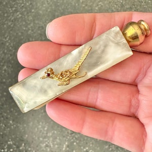 Estuche portátil compacto de MCM para llevar direcciones y números de teléfono en latón y lucita, con decoración de Road Runner y piedra roja rubí, lista de contactos vintage