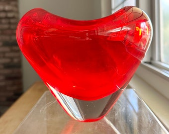 Mundgeblasene rote Herzvase aus Glas mit Sommerso-Basis im Murano-Stil, möglicherweise Deru Designglas, Vintage Studio Art Glas