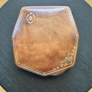Vintage florentinskt kompakt spegelfodral i brunt läder i Fomerz-stil, guldfärgade verktyg, präglade detaljer
