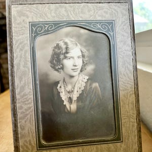Fotografía original en blanco y negro sepia de finales de la década de 1930 de una joven con el pelo ondulado estilo Marcel, marco de cartón, estilo art déco.