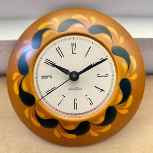 Seth Thomas Vintage 9” Metal Wall Clock Brown Faux Wood Grain Black & Yellow Design Analogue Working Condition 12 Numbers, Battery Operated