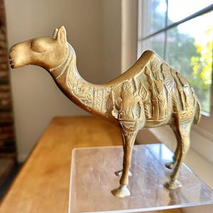 Utsmyckad mässingskamel arabisk enpuckel Utsmyckad reliefscen med fyra adelsmän, herdestavar, vintage