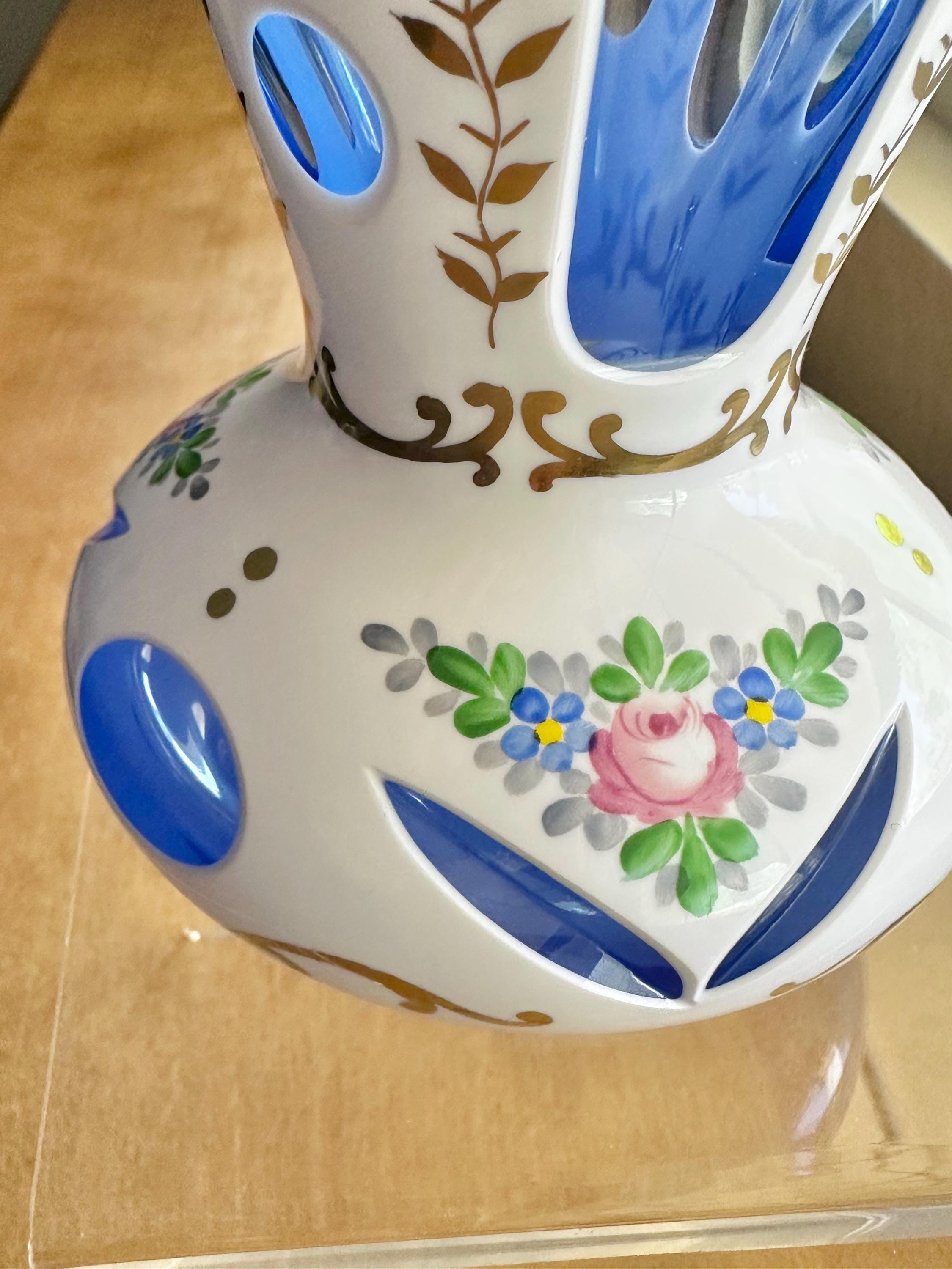 ボヘミアンチェコクリスタルガラス花瓶 ホワイトオーバーレイ ブルー