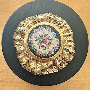 Estuche de maquillaje compacto Evans Art Deco de los años 30 para dama, con malla metálica dorada y detalles, tres compartimentos desplegables, bordado, estilo vintage.