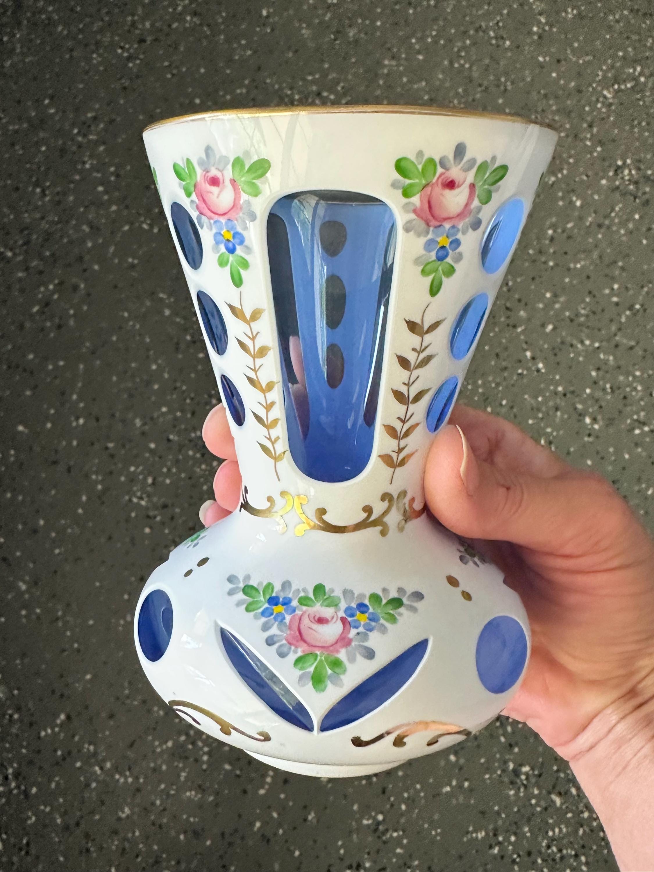 ボヘミアンチェコクリスタルガラス花瓶 ホワイトオーバーレイ ブルー