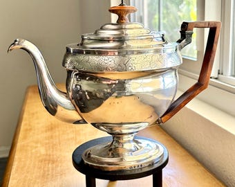 Tetera antigua georgiana de plata esterlina de 1806, estilo Regencia, con motivo de hojas de vid grabado, Henry Sardet o S. Hougham, Rey Jorge III
