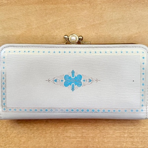 Carteira feminina Billfold cinza claro e azul-petróleo filigrana e design dourado, fecho de pressão com pérola falsa, acabamento dourado e zíper trio, vintage