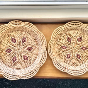 Große runde Seegras dekorative Spulenkörbe Natürliche gewebte Fasern sechszackiger Stern in Blütenblättern geformter Rand mit violetten Akzenten, Vintage