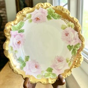 Antike Coiffe Flambeau Limoges Frankreich LD BC Weiße Porzellanschüssel Gold getrimmter Rand Großes handgemaltes Erbstück rosa Rosen grüne Blätter, c1900