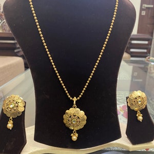 Lange matt goldene Anhänger Kette Südindische Halskette Set / Choker Halskette / Choker Set Pendent / Bollywood Schmuck Set/ indischer Schmuck / Geschenke
