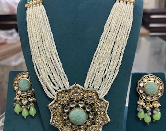 Conjunto de gargantilla Kundan: joyería nupcial india con perlas y aretes.