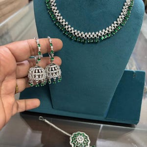 Smaragdgrün Zirkon Faux Diamant Anhänger Set, versilbert CZ Halskette Set, amerikanischer Diamant, indischer Schmuck, Partykleidung Grüner Schmuck