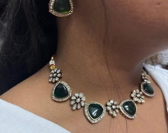Conjunto de collar gargantilla Kundan: joyería nupcial india con perlas