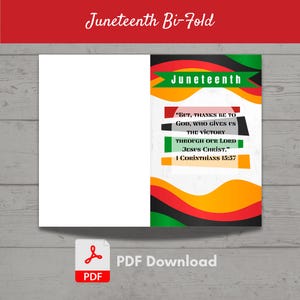 Op de afbeelding: Een bi-fold kaart met een rode koptekst met de tekst "Juneteenth Bi-Fold". Het rechterpaneel toont het woord "Juneteenth" boven een ontwerp met zwarte, groene en rode golven. Tekst uit 1 Korinthe 15:57 is ook opgenomen. Een PDF-downloadpictogram staat onderaan.