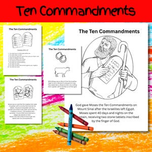 Puede incluir: Una colorida ilustración de los Diez Mandamientos, con texto e imágenes. La obra de arte incluye representaciones de las tablas, Moisés y escenas bíblicas relacionadas. Los crayones están esparcidos en la parte inferior.
