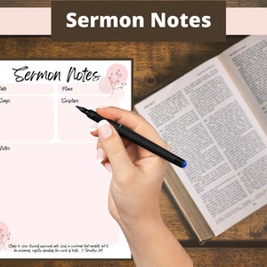 Puede incluir: Una página blanca de Notas del Sermón con acentos rosas e ilustraciones florales. La página incluye secciones para la fecha, el lugar, la Escritura y las notas. Un bolígrafo negro está sobre la página, junto a una Biblia abierta.