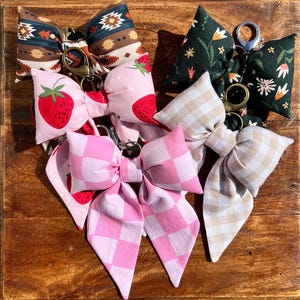 ¡Adorables llaveros con lazo cosidos a mano para cualquier bolso o cartera!