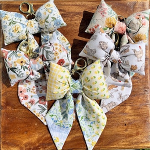¡Adorable llavero con lazo cosido a mano para cualquier bolso o cartera!