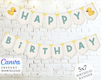 Puede incluir: Una pancarta de "Feliz Cumpleaños" con un diseño de patito. La pancarta está hecha de banderines individuales con letras azul claro y un borde amarillo. El fondo es una pared de ladrillo blanco con luces de cadena.