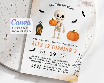 Peut inclure: Invitation sur le thème d'Halloween avec un squelette tenant une citrouille, des chauves-souris et une toile d'araignée. Le texte indique "Alex a 2 ans" avec la date et les informations RSVP. Le logo Canva Instant Download est visible.