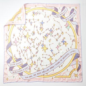 Benutzerdefinierte Sternenkarte Seidenschal, Pastell Rosa, Personalisiertes Celestial Hochzeitstag Geschenk, Geburtstagsgeschenk für Sie, Starlit Memoir Collection