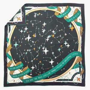 Écharpe en soie personnalisée Star Map, vert foncé, cadeau d'anniversaire de mariage céleste personnalisé, cadeau d'anniversaire pour elle, collection Starlit Memoir