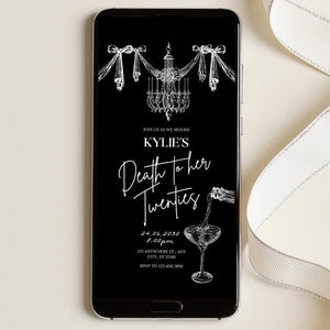 Op de afbeelding: Een digitale uitnodiging in zwart-wit voor een feest ter ere van de 30e verjaardag van iemand. De uitnodiging toont een kroonluchter met strikken, een champagne glas en de tekst "JOIN US AS WE MOURN KYLIE'S Death to her Twenties 24.06.2030 8:00pm 123 ANYWHERE ST., ANY CITY, ST 12345 RSVP TO 123.456.7850".