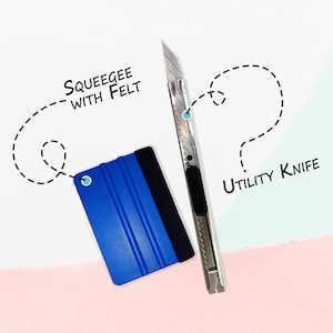 Puede incluir: Una escobilla de goma azul con fieltro y un cuchillo de uso general plateado. La escobilla de goma se utiliza para alisar las calcomanías de vinilo y el cuchillo de uso general se utiliza para cortar el vinilo.