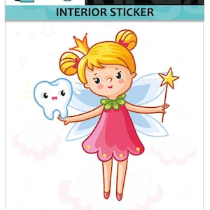 Può includere: Una fata dei denti dei cartoni animati con i capelli biondi, un vestito rosa e le ali vola tra le nuvole tenendo un dente e una bacchetta magica. Il testo "INTERIOR STICKER" è nella parte superiore dell'immagine.