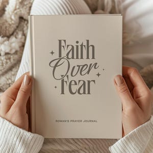 Diário de Oração Personalizado, Caderno Devocional Fé Acima do Medo, Diário de Estudo Bíblico com Nome Personalizado, Presente Cristão, Reflexão Espiritual