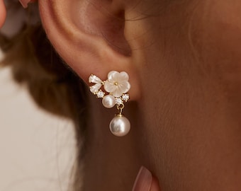 Minimalist Mother of Pearl Flower Earrings, Freshwater Pearl Earrings, Women&#39;s Earrings, Wedding Jewelry, Bridal Earrings, Bridesmaid Gift