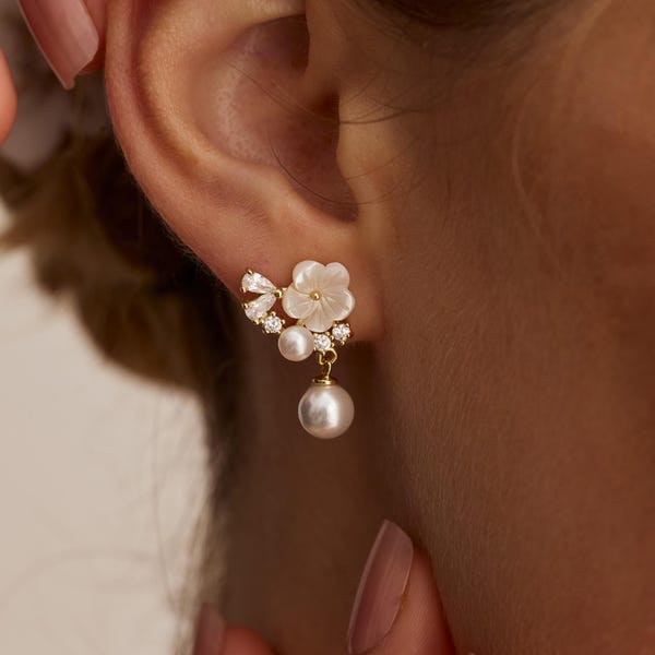 Minimalist Mother of Pearl Flower Earrings, Freshwater Pearl Earrings, Women's Earrings, Wedding Jewelry, Bridal Earrings, Bridesmaid Gift