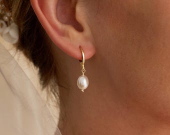 Dainty Freshwater Pearl Earrings, Pearl Hoop Earrings, Pearl drop earrings, Gold Huggie Earrings, wedding jewellery, Bridesmaid Gift for Her