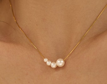 Joli collier quatre perles avec chaîne, collier de vraies perles d'eau douce, cadeau pour nouvelle maman, collier de perles en or, cadeau de Noël, cadeau de demoiselle d'honneur