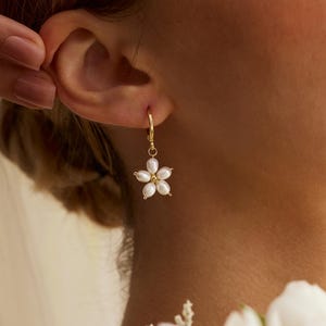 Sterling Silver Freshwater Pearl Earrings, Dainty Flower Hoop Earrings, Daisy Pearl Earrings,  Wedding Bridal Jewelry, Bridesmaid Gift