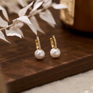 Minimalistische Süßwasser Perle Ohrringe, Diamant Huggie Hoop Ohrringe, tägliche Goldohrringe, Hochzeit Brautschmuck, Weihnachtsgeschenk für sie