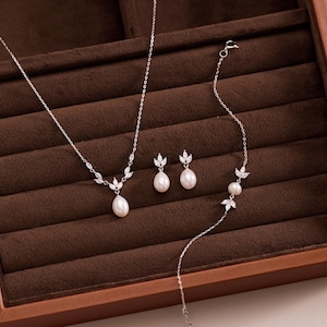 Minimalistyczny zestaw biżuterii z pereł słodkowodnych, naszyjnik z pereł z diamentami w kształcie liści, zestaw biżuterii ślubnej, kolczyki ślubne, prezent dla druhny, prezent dla niej