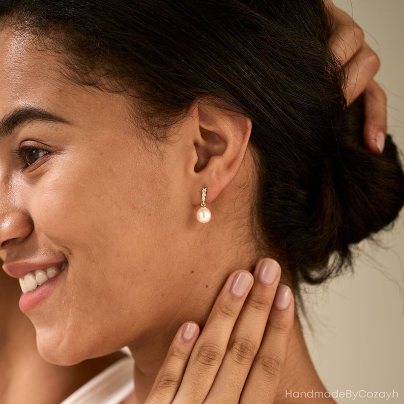 Boucles d'oreilles pendantes diamant et perle, boucles d'oreilles minimalistes en perles, boucles d'oreilles diamant pour femme, clous d'oreilles, cadeau de demoiselle d'honneur, cadeau fête des mères pour maman image 5