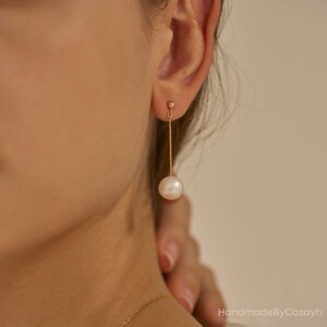 Boucles d'oreilles pendantes en perles d'eau douce, boucles d'oreilles pendantes minimalistes en perles, boucles d'oreilles de mariée simples naturelles en or, cadeau de Noël, cadeau de demoiselle d'honneur image 3