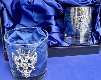 Vasos de whisky personalizados del Regimiento de Mercia con estuche de presentación forrado en seda.