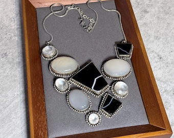 Collana vistosa in argento 800 e grandi pietre di agata, stile bavaglino.