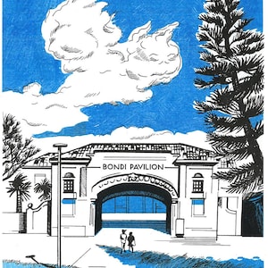 Peut inclure: Illustration en noir et blanc du Bondi Pavilion à Sydney, Australie, avec un ciel bleu et un nuage. Le bâtiment a une entrée voûtée sombre. Deux personnages se tiennent devant. Un grand arbre est à droite. Le texte "BONDI PAVILION" est visible.