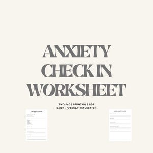 Könnte beinhalten: Ein hellbeiger Hintergrund mit den grauen Worten "ANXIETY CHECK IN WORKSHEET". Darunter steht der Text "TWO PAGE PRINTABLE PDF DAILY + WEEKLY REFLECTION". Zwei Arbeitsblätter sind abgebildet, eines mit der Aufschrift "DAILY ANXIETY CHECK IN" und das andere mit "WEEKLY ANXIETY CHECK IN".