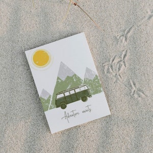 Postkarte Bulli Berge | Adventure awaits | Grußkarte Neustart Verabschiedung | Vanlife Geschenk | Travel | Camping
