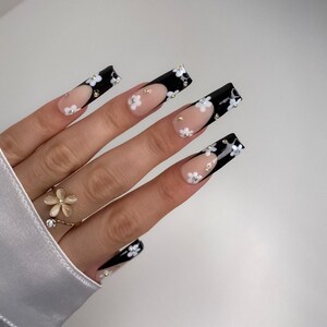 Puntas francesas negras con flores / Uñas postizas / Uñas clásicas / Uñas largas tipo ataúd / Uñas con margaritas / Calidad de salón Reutilizables