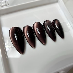 Uñas postizas estilo ojo de gato color moca (personalizables)