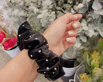 OVERSIZED VELVET SCRUNCHIE