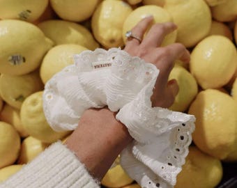 OVERSIZED LACE SCRUNCHIE